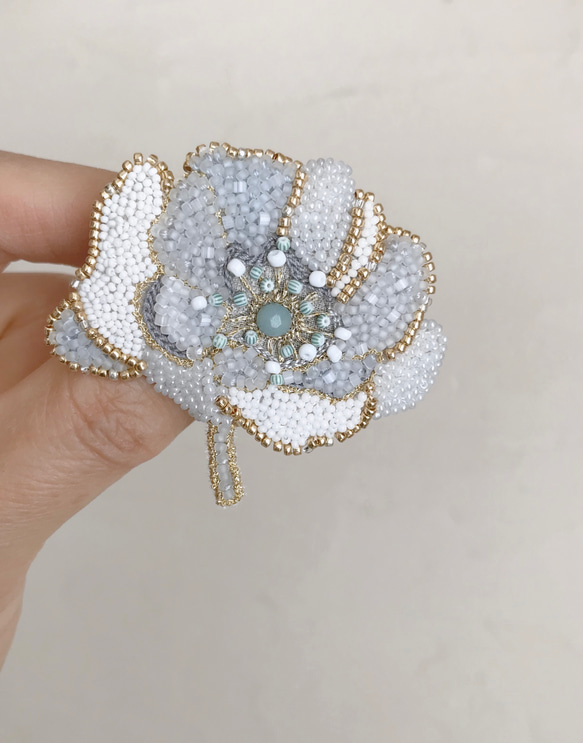 オートクチュールビーズ刺繍ブローチ  バラの花(ブルーグレー) 3枚目の画像