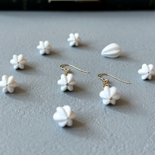 天然石レア大輪お花模様ホワイトアイアゲートのピアス14kgf 天然石