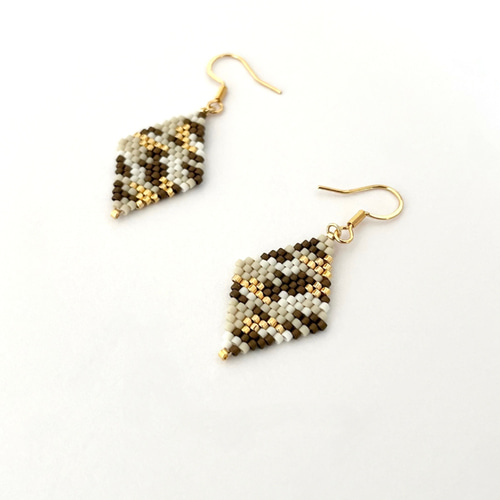 カモフラ柄ビーズピアス/イヤリング【Ecru ×gold 】 ピアス（フック 