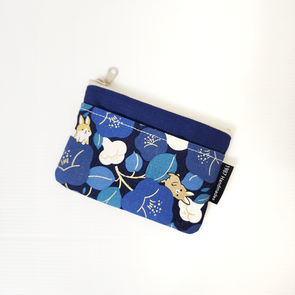 【天生麗質山茶花與兔兔-藍(黑深藍)】 HOT!!! 日系感 零錢包 拉鍊袋 第2張的照片