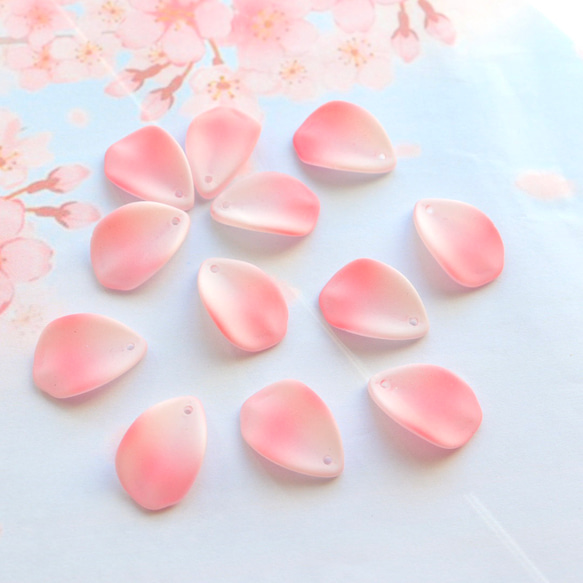 新作★桜、桃、お花　花びらのガラスビーズ  マットピンクグラデーション 10枚目の画像