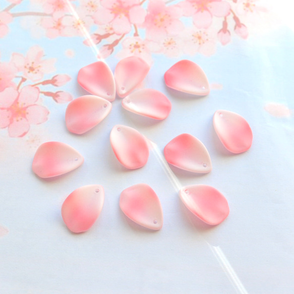 新作★桜、桃、お花　花びらのガラスビーズ  マットピンクグラデーション 7枚目の画像