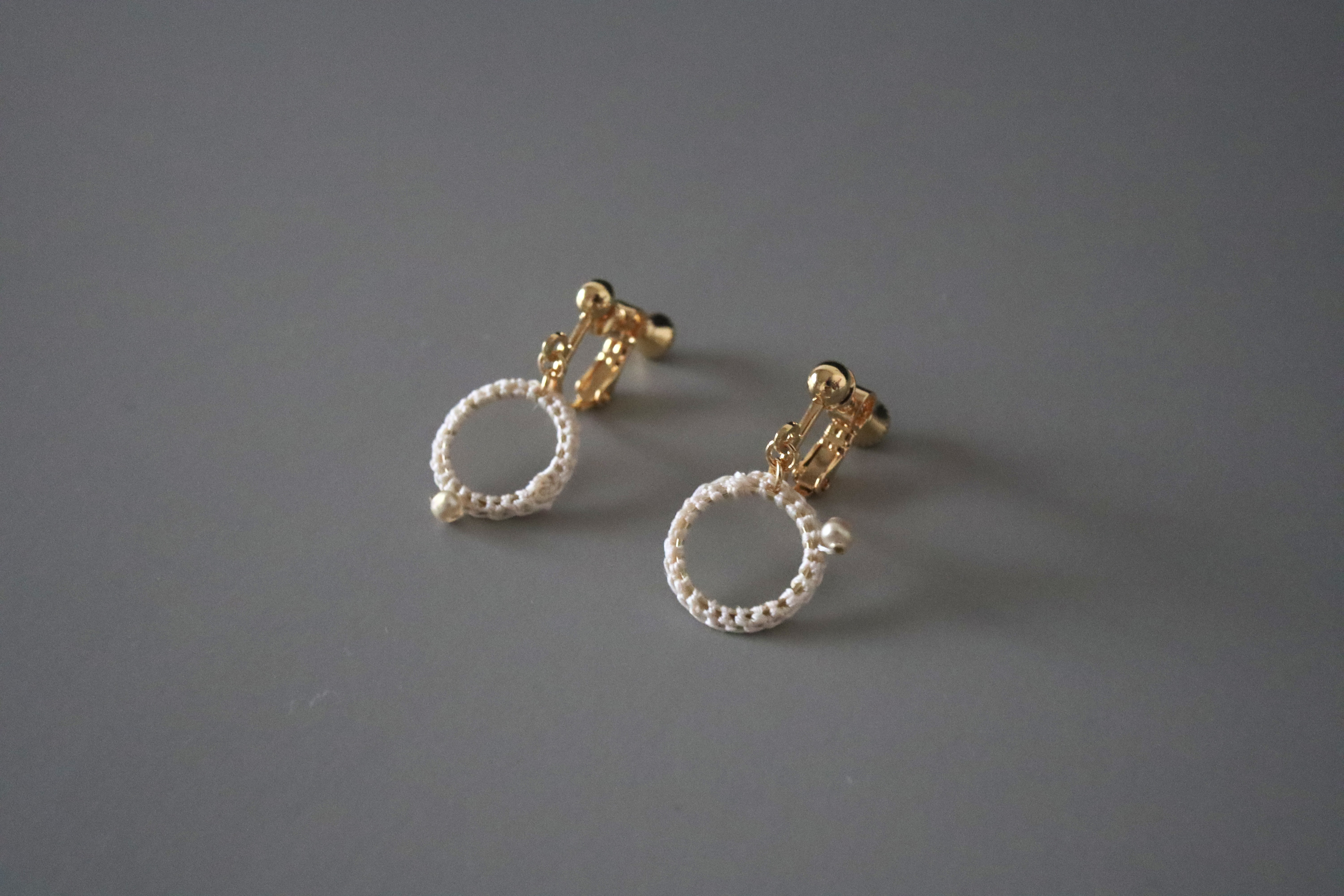 rythem サークルの耳飾り シルク糸 antique beads 生成り ピアス イヤリング