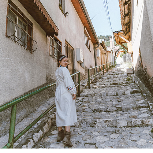 ボヘミアンリゾートスタイル タッセル付き 刺繍 バルーン袖 ホワイト