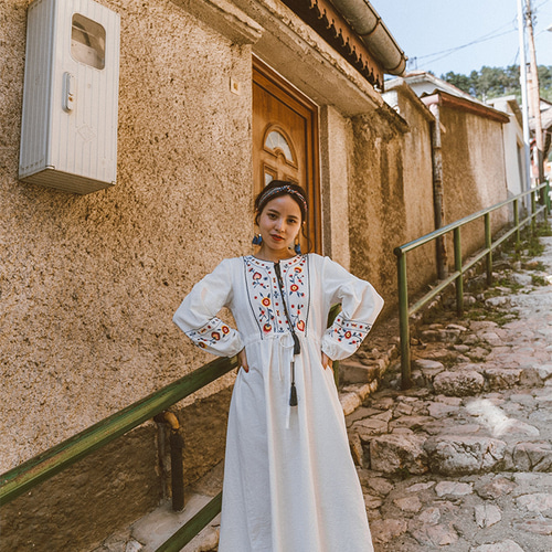 ボヘミアンリゾートスタイル タッセル付き 刺繍 バルーン袖 ホワイト