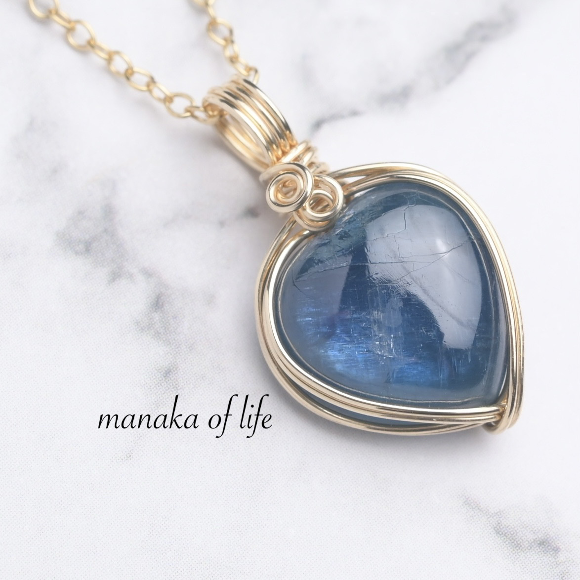 カイヤナイト ペンダントトップ  ワイヤーラッピング ネックレス 14kgf 送料無料でお届けします