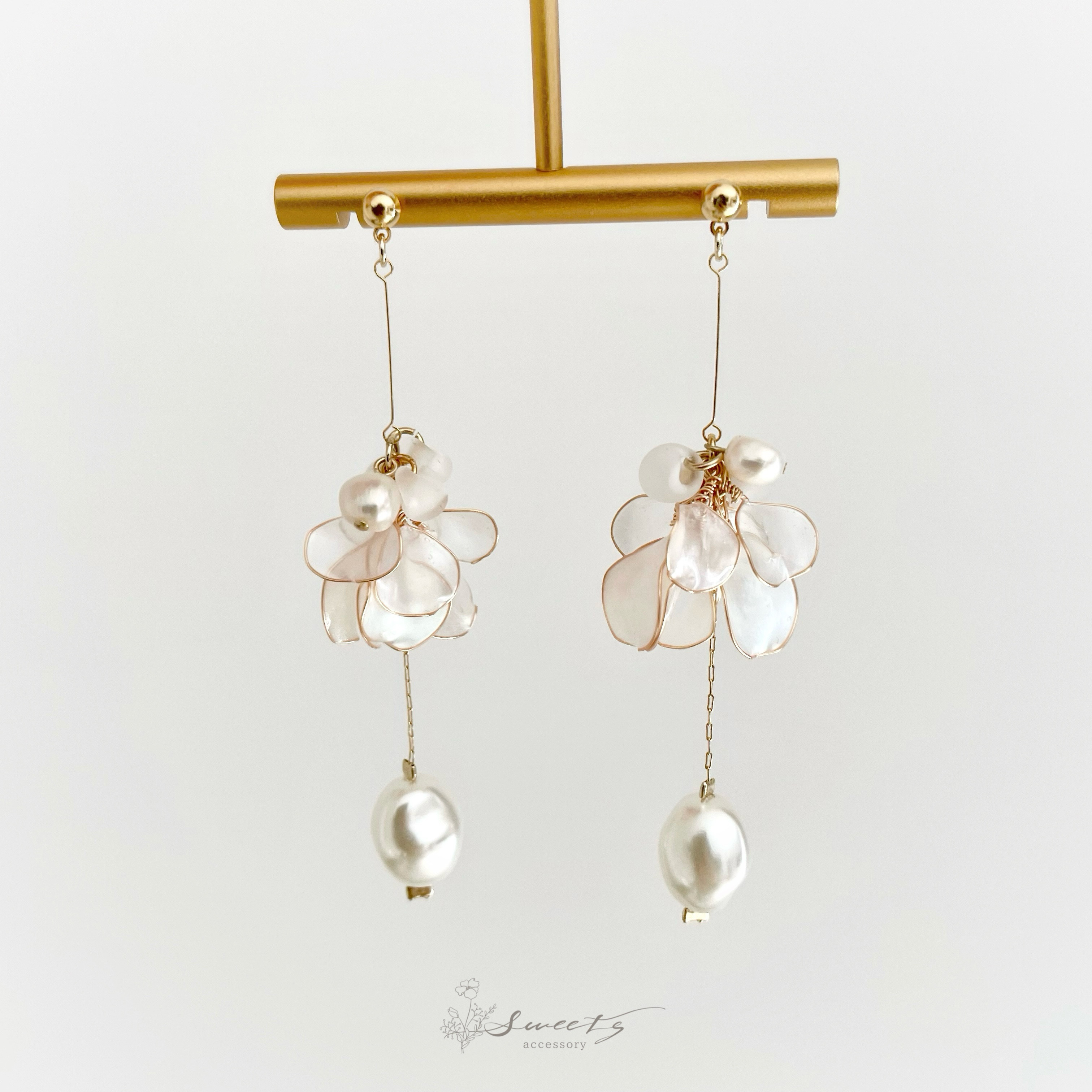 【〜flutter〜フラッター】花びらとパールピアス・イヤリング／ウェディング・ブライダル