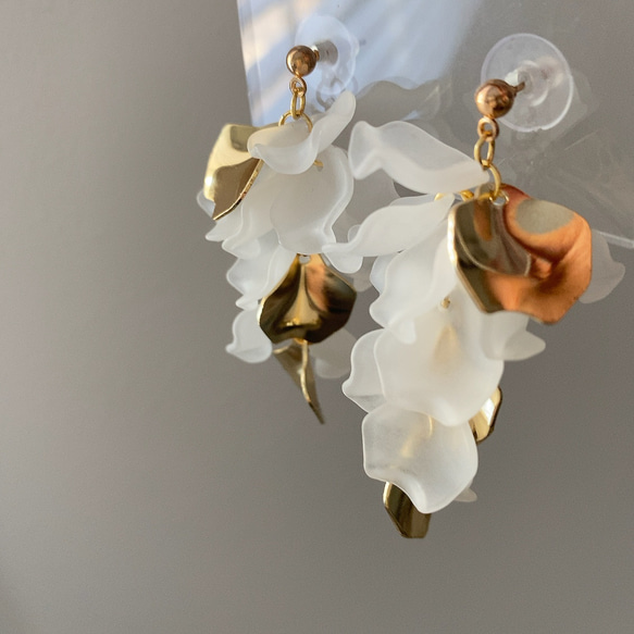 ブライダル　ウェディング　結婚式　参列　成人式　すりガラス　花びら　ペタル　オケージョン　ゴールド　ピアス　イヤリング 5枚目の画像