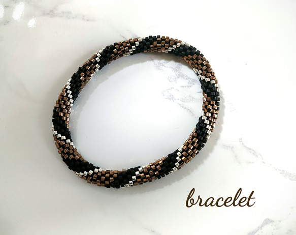 メタルカーキ マットブラック ビーズクロッシェ シルバー ビーズ