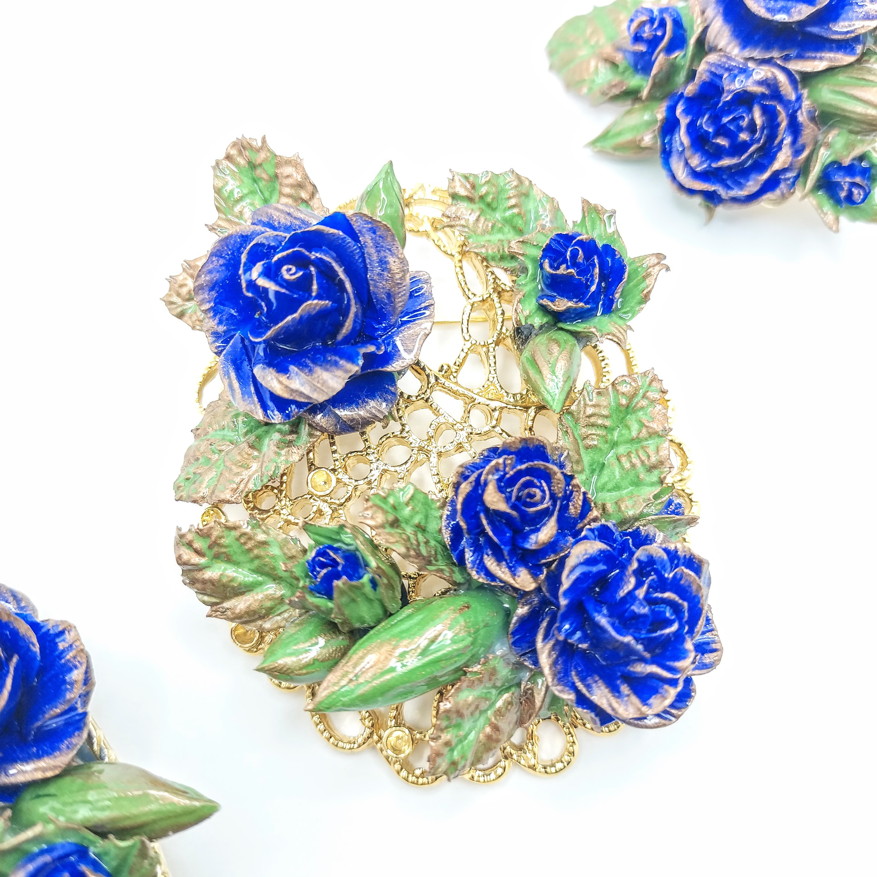 ロイヤルブルーの薔薇のゴージャスなブローチ