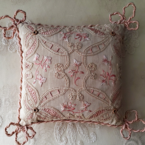 フランスアンティーク ハットピン用 コード刺繍のピンクッション Rose