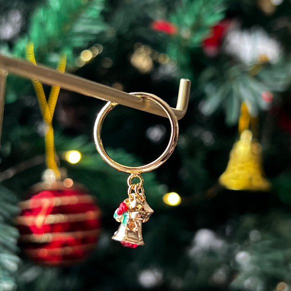 クリスマスベルの揺れるリング　フリーサイズ 1枚目の画像