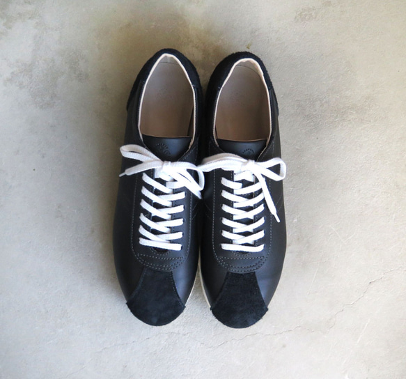 【流行黑！ ] 經典設計與高品質真皮！ EMA 運動鞋/黑色 x 絨面革 第2張的照片