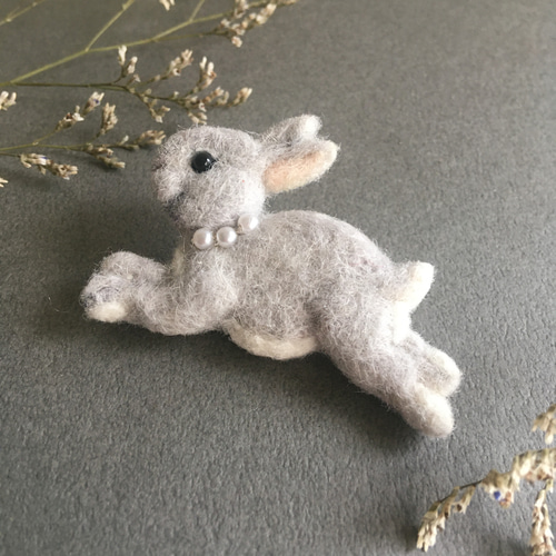 羊毛フェルト　うさぎ　おしゃれうさぎちゃんブローチ　グレー 羊毛フェルトうさぎおしゃれうさぎちゃんブローチグレー