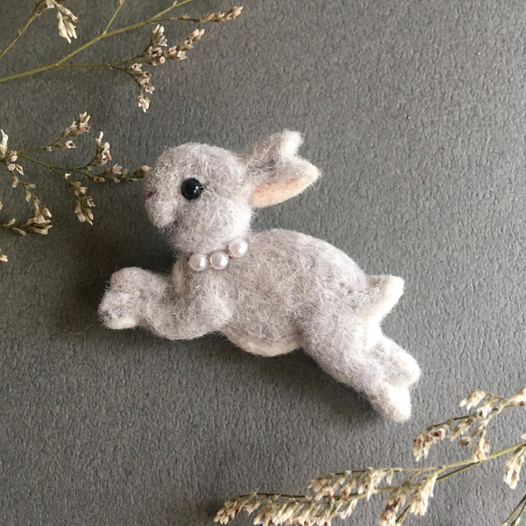 羊毛フェルト 翔ぶうさぎのブローチ ブローチ CHIRA MIRA 通販