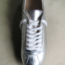 【為了閃亮的雙腳！ ] 經典設計與高品質真皮！ EMA運動鞋/全銀色 第9張的照片
