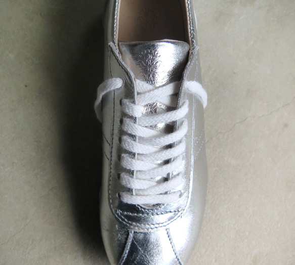 【為了閃亮的雙腳！ ] 經典設計與高品質真皮！ EMA運動鞋/全銀色 第9張的照片