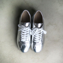 【為了閃亮的雙腳！ ] 經典設計與高品質真皮！ EMA運動鞋/全銀色 第3張的照片