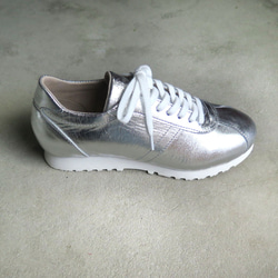 【為了閃亮的雙腳！ ] 經典設計與高品質真皮！ EMA運動鞋/全銀色 第4張的照片