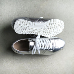 【為了閃亮的雙腳！ ] 經典設計與高品質真皮！ EMA運動鞋/全銀色 第10張的照片