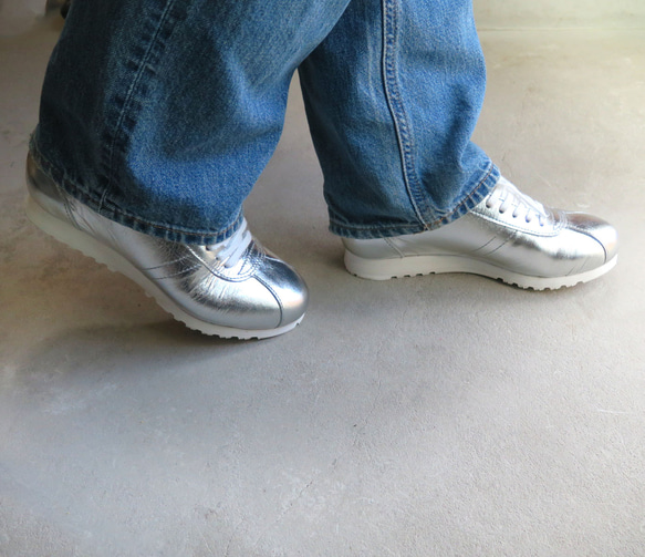 【為了閃亮的雙腳！ ] 經典設計與高品質真皮！ EMA運動鞋/全銀色 第5張的照片
