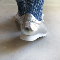 【為了閃亮的雙腳！ ] 經典設計與高品質真皮！ EMA運動鞋/全銀色 第8張的照片