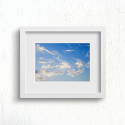 青空のキャンバスに描かれた雲の言葉 - インテリアアートポスター 2枚目の画像