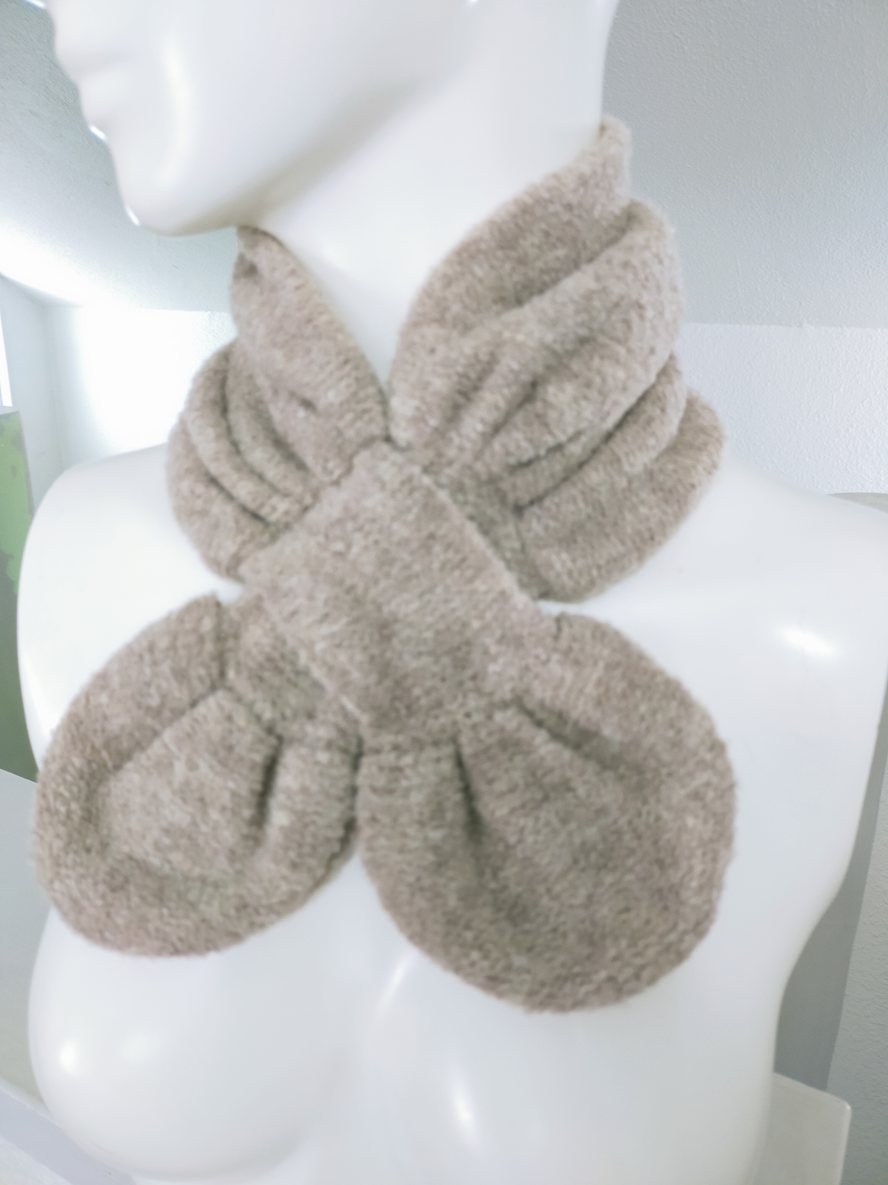 ベビーアルパカブークレー糸のフワフワ簡単ミニマフラー　ベージュ