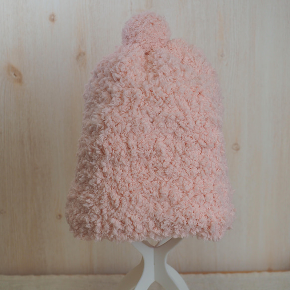ピンクのもこもこニット帽ポンポン付き おばあちゃんの手編み レディース一点物 2枚目の画像