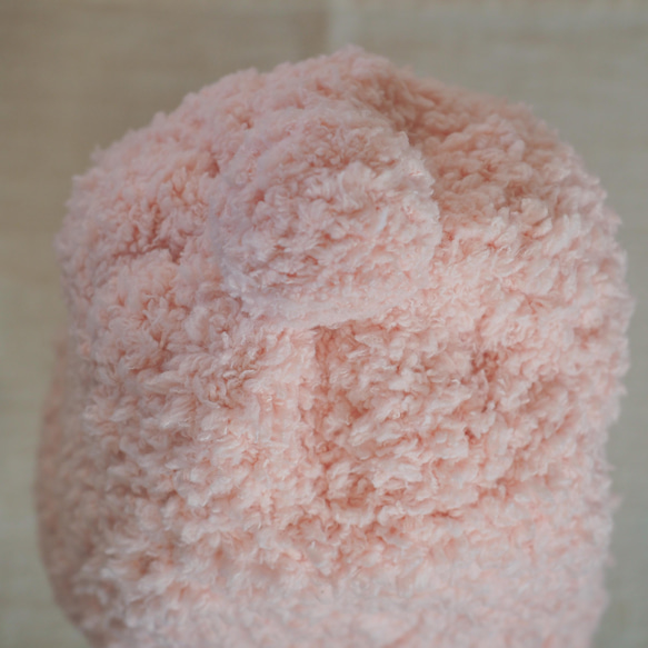 ピンクのもこもこニット帽ポンポン付き おばあちゃんの手編み レディース一点物 3枚目の画像