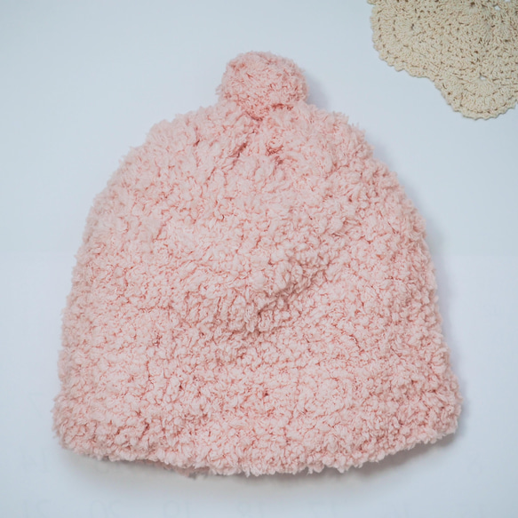 ピンクのもこもこニット帽ポンポン付き おばあちゃんの手編み レディース一点物 1枚目の画像