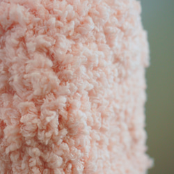 ピンクのもこもこニット帽ポンポン付き おばあちゃんの手編み レディース一点物 4枚目の画像