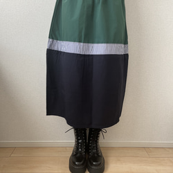 ふんわりナイロン切り替えスカート　緑×紺 1枚目の画像