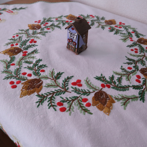 ドイツのクリスマス☆モミの木の枝と木の実のサークルやキャンドルの手