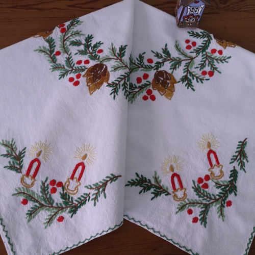 ドイツのクリスマス☆モミの木の枝と木の実のサークルやキャンドルの手