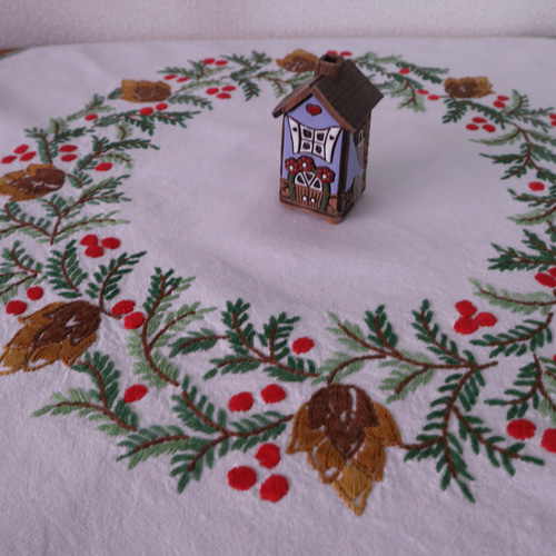 ドイツのクリスマス☆モミの木の枝と木の実のサークルやキャンドルの手