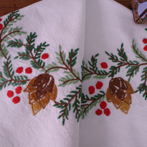 ドイツのクリスマス☆モミの木の枝と木の実のサークルやキャンドルの手