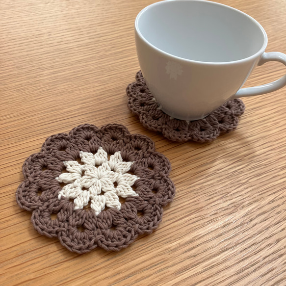 お花の手編みコースター2枚セット コットン100% 北欧 ナチュラル おうちカフェ /マロンブラウン×アイボリー 3枚目の画像