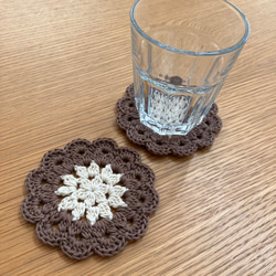 お花の手編みコースター2枚セット コットン100% 北欧 ナチュラル おうちカフェ /マロンブラウン×アイボリー 4枚目の画像