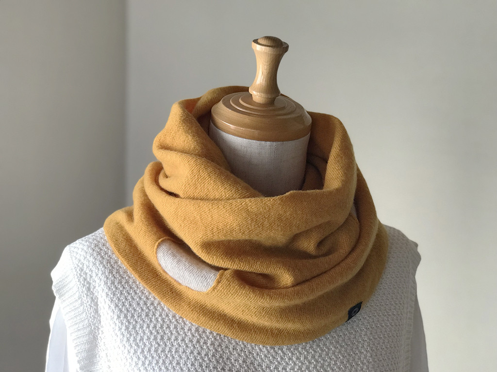 温度を纏う 純カシミヤのふわふわねじりスヌード［Mizutama］マスタード/ベージュ玉 11,550円