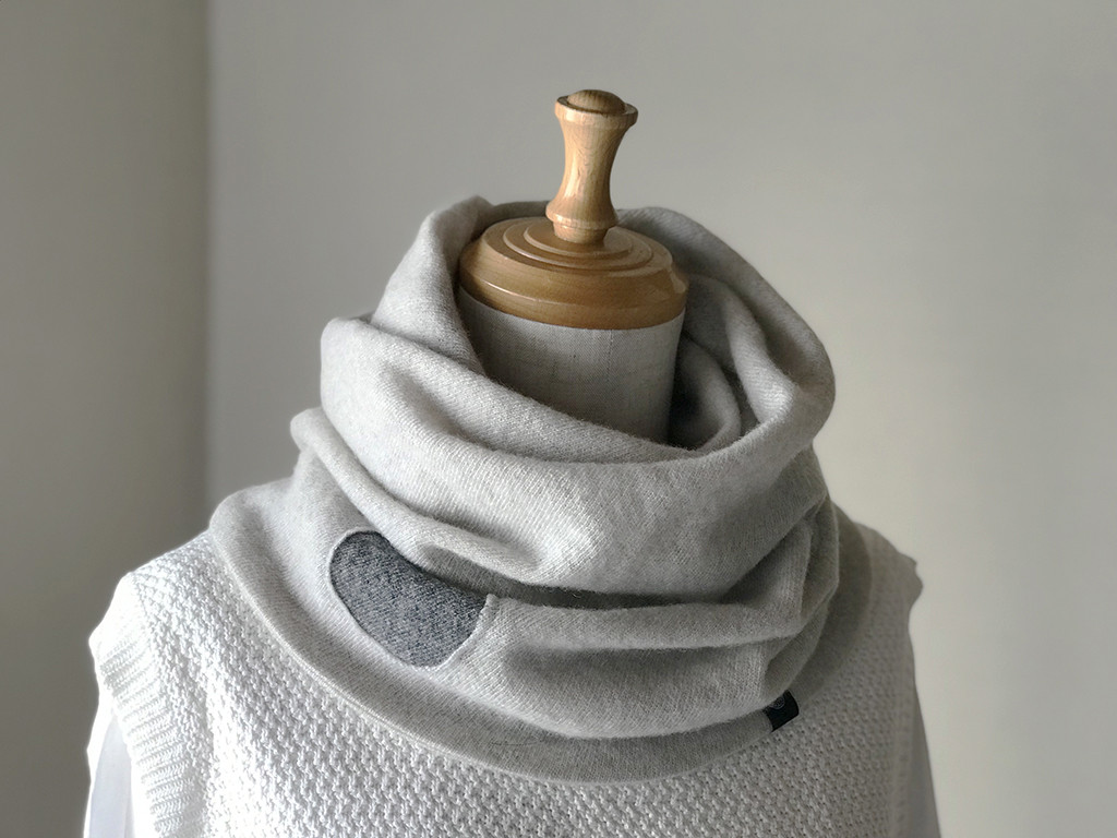 温度を纏う 純カシミヤのふわふわねじりスヌード［Mizutama］グレージュ/濃灰玉