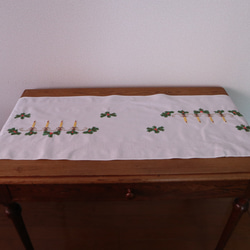 ドイツの手仕事/４連のキャンドルスタンドとピンク木の実・木の枝の手刺繍 テーブルセンター (ヴィンテージ) 3枚目の画像