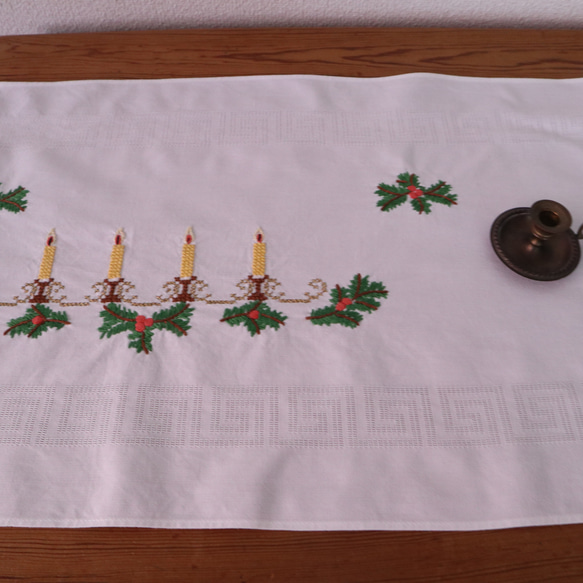 ドイツの手仕事/４連のキャンドルスタンドとピンク木の実・木の枝の手刺繍 テーブルセンター (ヴィンテージ) 5枚目の画像