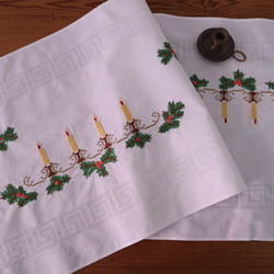 ドイツの手仕事/４連のキャンドルスタンドとピンク木の実・木の枝の手刺繍 テーブルセンター (ヴィンテージ) 1枚目の画像