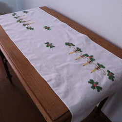 ドイツの手仕事/４連のキャンドルスタンドとピンク木の実・木の枝の手刺繍 テーブルセンター (ヴィンテージ) 2枚目の画像