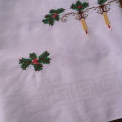 ドイツの手仕事/４連のキャンドルスタンドとピンク木の実・木の枝の手刺繍 テーブルセンター (ヴィンテージ) 16枚目の画像