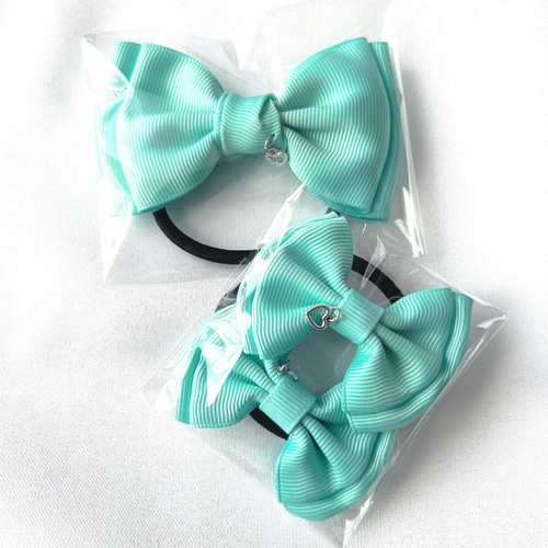 ハンドメイド☆キッズリボン☆水色☆大きめ☆揺れるチャーム付き