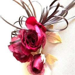 手染め花　　真紅のバラオーガンジー（コサージュ）　　フォーマル・カジュアルに・パーティー・お出かけ・髪飾りなどに・・・ 4枚目の画像