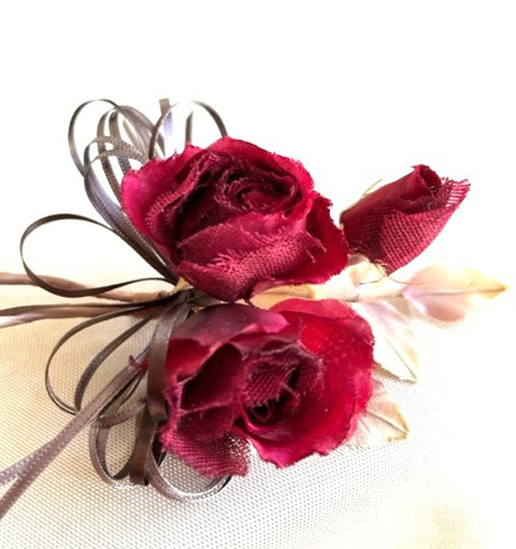 手染め花　　真紅のバラオーガンジー（コサージュ）　　フォーマル・カジュアルに・パーティー・お出かけ・髪飾りなどに・・・ 2枚目の画像