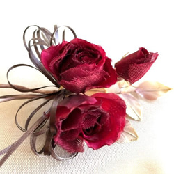 手染め花　　真紅のバラオーガンジー（コサージュ）　　フォーマル・カジュアルに・パーティー・お出かけ・髪飾りなどに・・・ 3枚目の画像